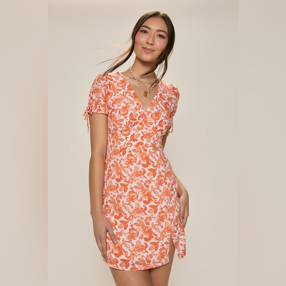 Francesca's Naomi V Neck Orange & White Paisley Mini Dress Women’s Size Medium